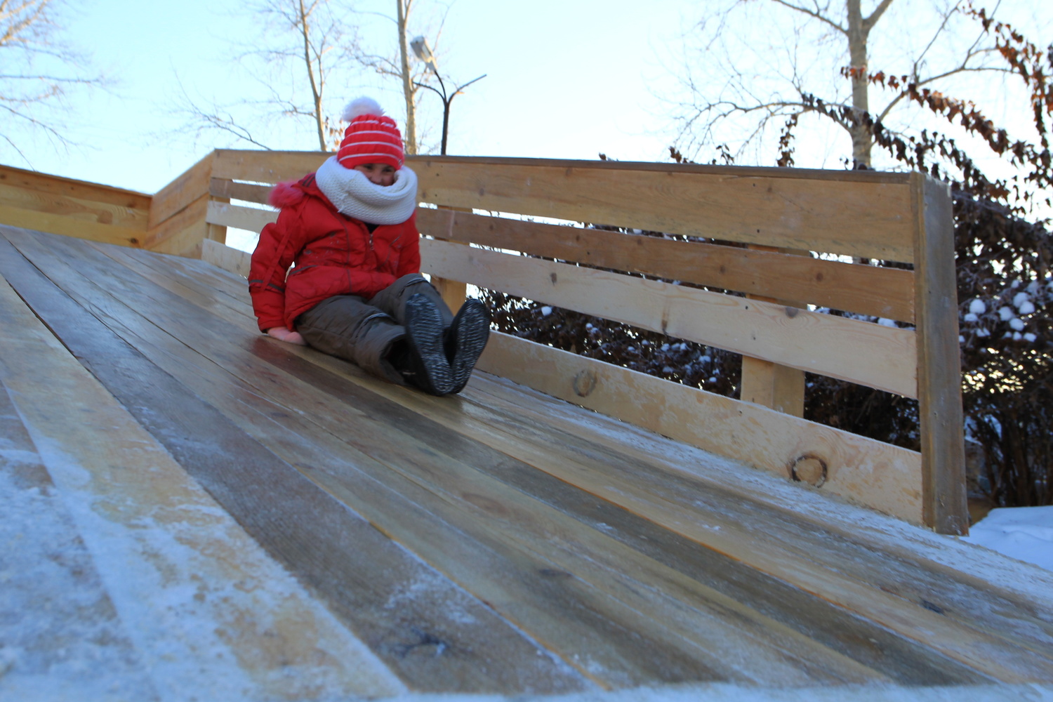 Дорожные полицейские объявили войну снежным горкам у дорог в Арамиле — будут требовать от чиновников и коммунальщиков убирать опасные съезды