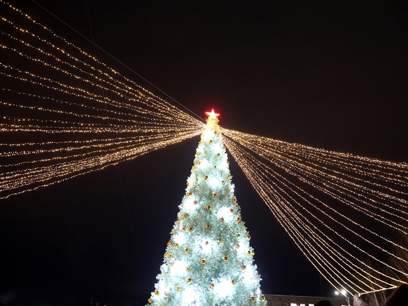 В Сысерти открылся новогодний праздник у главной елки города | В Сысерти зажгли главную городскую елку