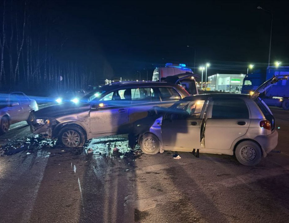 В Екатеринбурге на выезде с АЗС столкнулись Volvo и Matiz: пострадали два человека | Авария на Полевском тракте в Екатеринбурге: двое пострадали после столкновения Volvo и Matiz
