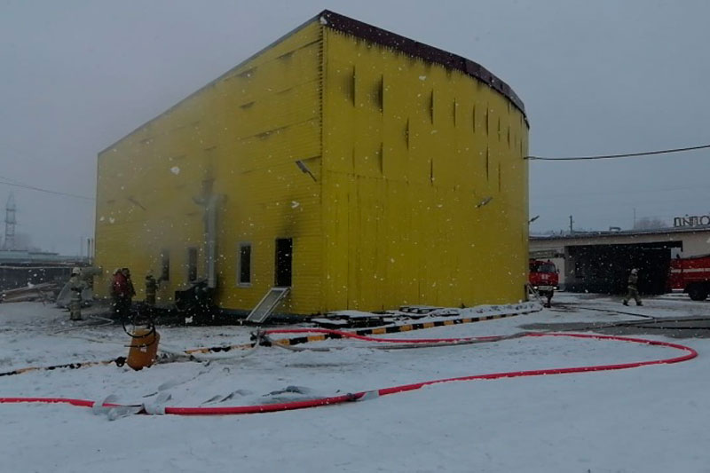 В Арамиле в цехе по переработке пластиковых изделий случился пожар В Арамиле в цехе по переработке пластиковых изделий случился пожар