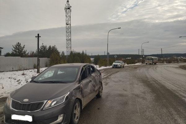 Под Арамилем автобус столкнулся с иномаркой. Один человек пострадал Под Арамилем автобус столкнулся с иномаркой. Один человек пострадал