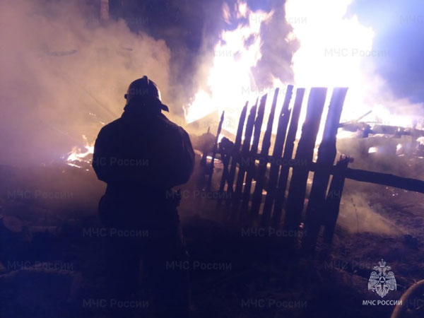 Рано утром в поселке под Сысертью сгорел жилой дом Рано утром в поселке под Сысертью сгорел жилой дом