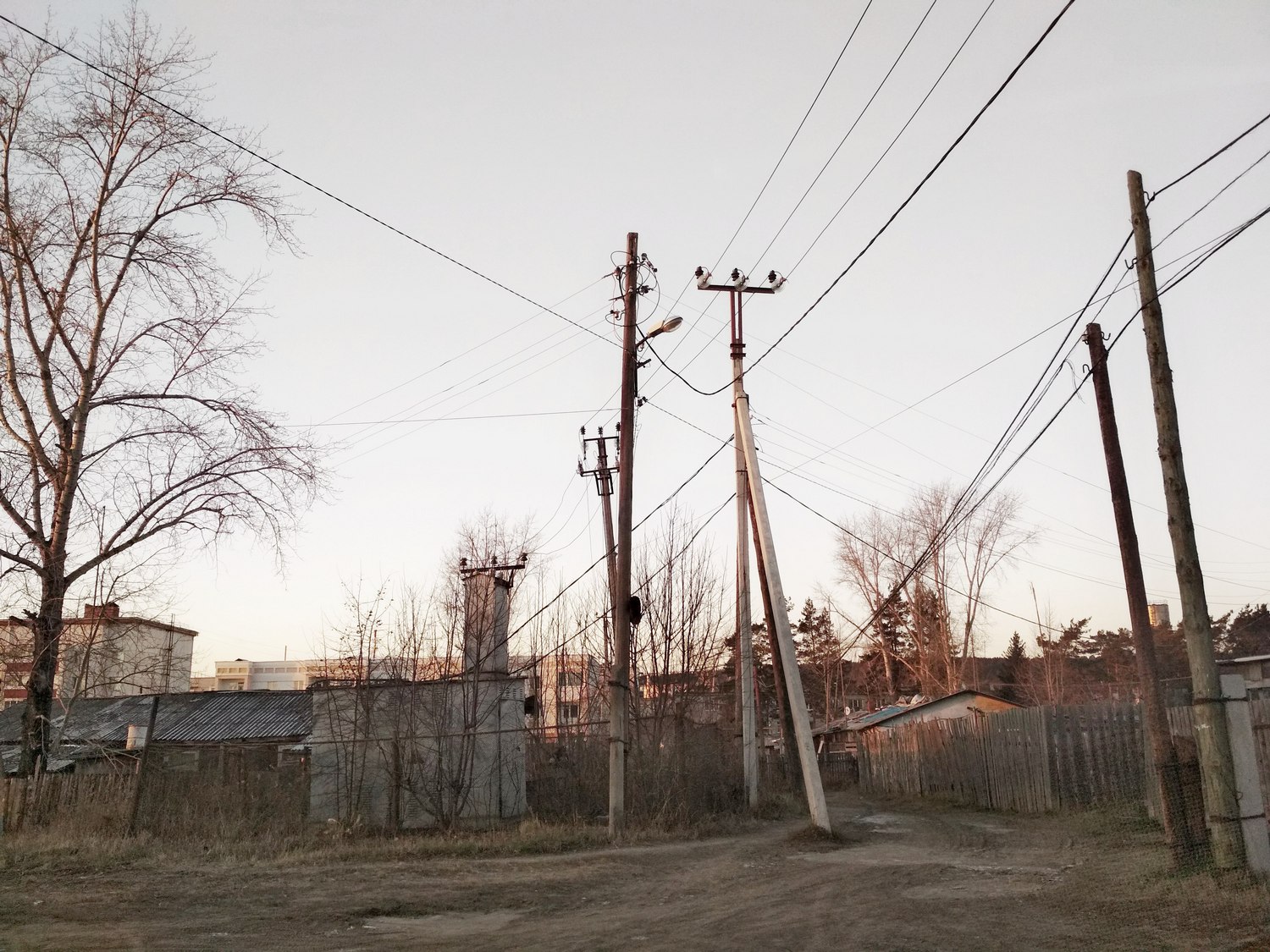 Нависающее уродство: в арамильском поселке Светлом провода сплетаются в узлы и болтаются на ветру, но никому до этого нет дела Нависающее уродство: в арамильском поселке Светлом провода сплетаются в узлы и болтаются на ветру, но никому до этого нет дела