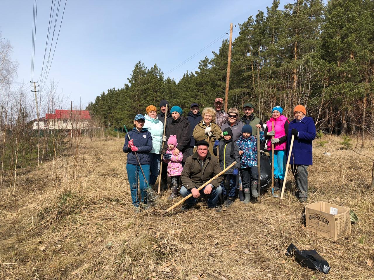 «Территорию надо благоустраивать!» Арамильцы вышли, чтобы навести порядок у леса по ул. Садовой. Администрация помогать отказалась. ФОТО «Территорию надо благоустраивать!» Арамильцы вышли, чтобы навести порядок у леса по ул. Садовой. Администрация помогать отказалась. ФОТО