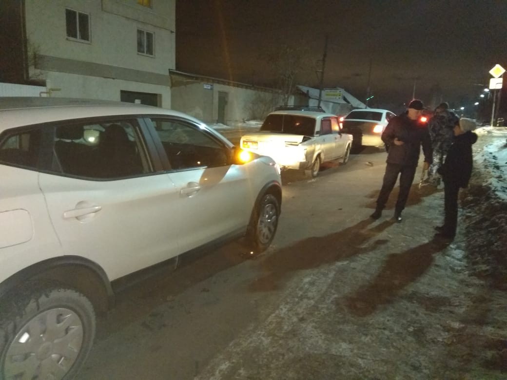 Восемнадцатилетняя девушка с небольшим стажем вождения за рулем Ниссан протаранила ВАЗ и Шкоду на ул. Рабочей в Арамиле