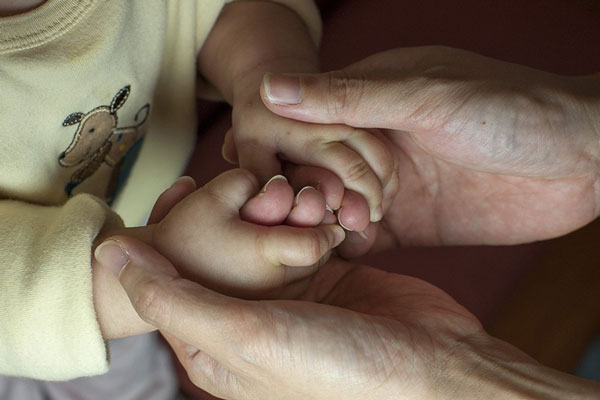 В Сысерти маленький ребенок выпал из окна третьего этажа | На Урале мальчик выпал с третьего этажа