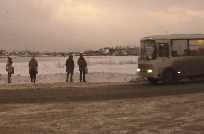 Безопасность? Нет, не слышали. Арамильские коммунальщики у памятника Шинели провоцируют дорожные инциденты с людьми