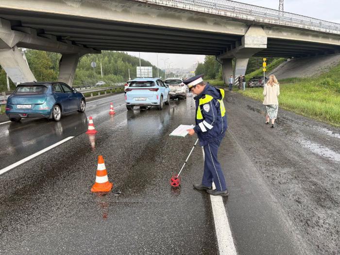 Серьезное ДТП под Екатеринбургом: пять машин столкнулись на Пермском тракте | Пять автомобилей попали в аварию под Екатеринбургом Серьезное ДТП под Екатеринбургом: пять машин столкнулись на Пермском тракте | Пять автомобилей попали в аварию под Екатеринбургом
