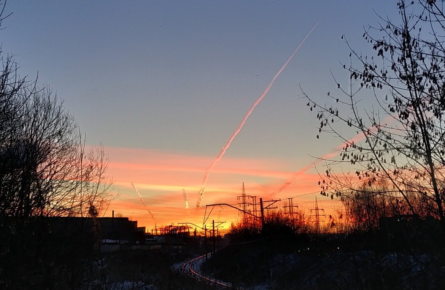 Подарок свыше: на рассветном небе – следы самолетов. Арамильцы насладились романтичным зрелищем в неожиданно-ясное утро