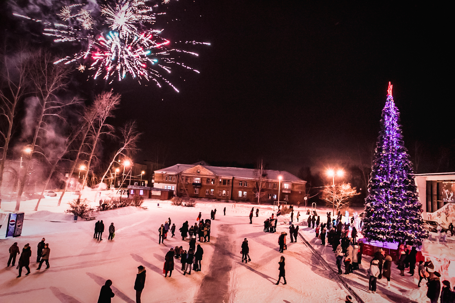 Чиновники лишили жителей Арамиля общегородской новогодней елки у ДК — там, где она обычно стояла, развели ненужное благоустройство