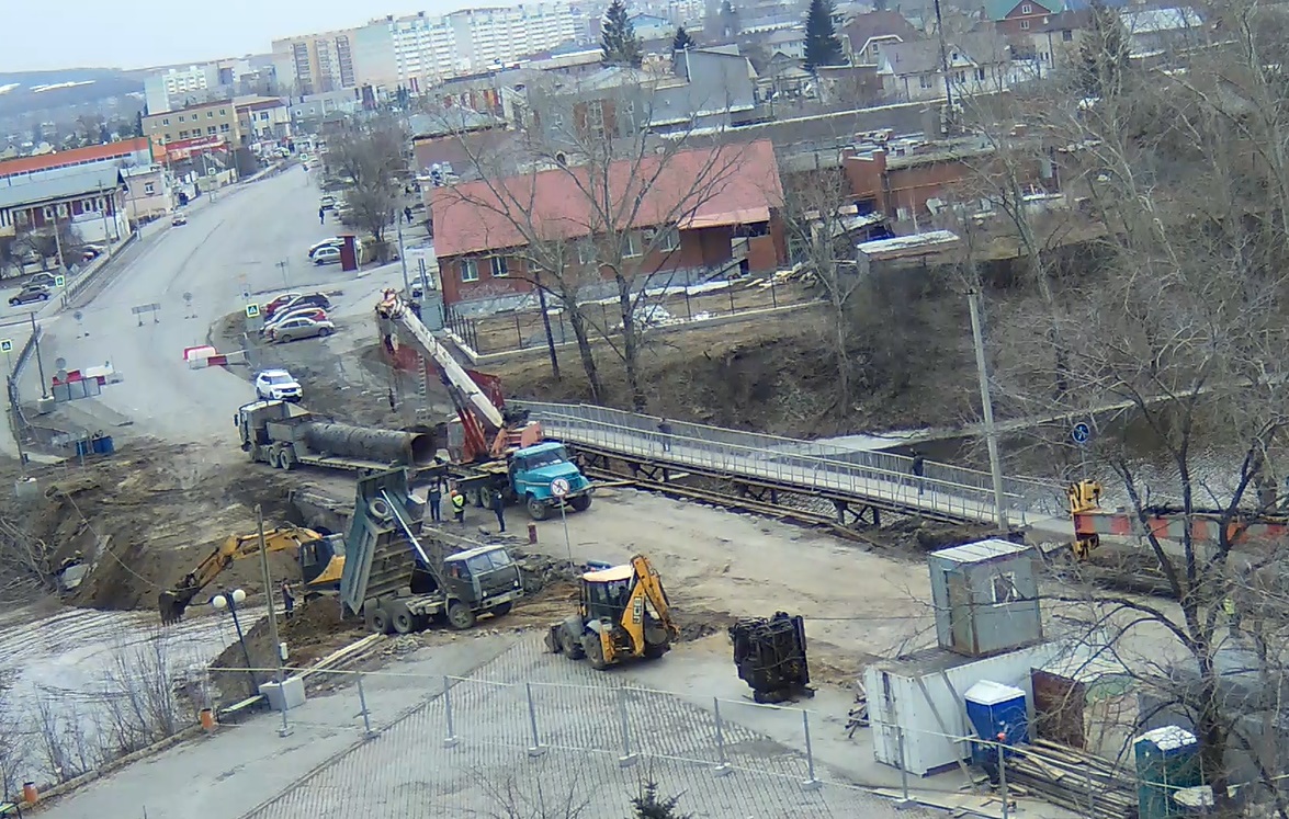 Пешеходную часть из центра в сторону ул. Пролетарская уже срезали: на мосту через Арамилку начались работы. На месте куча спецтехники... Пешеходную часть из центра в сторону ул. Пролетарская уже срезали: на мосту через Арамилку начались работы. На месте куча спецтехники...