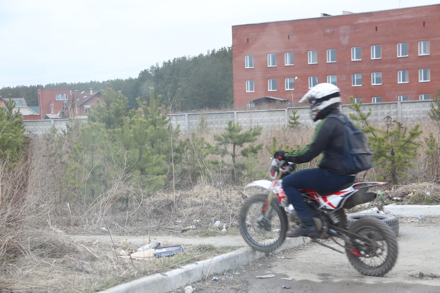 «Они просто безбашенные! Выскочили из ниоткуда» По Арамилю гоняет группа байкеров — нарушают ПДД, номеров на мотоциклах нет