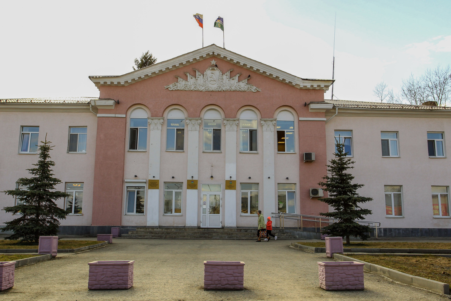 Никто не застрахован. Одна из чиновниц администрации Арамиля заболела и отправлена на изоляцию? Что говорят коллеги и областной штаб