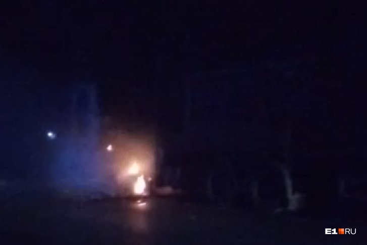 «Сначала был хлопок». На Челябинском тракте у поворота на Арамиль глубокой ночью загорелся лесовоз. Спасатели приехали быстро, но... «Сначала был хлопок». На Челябинском тракте у поворота на Арамиль глубокой ночью загорелся лесовоз. Спасатели приехали быстро, но...