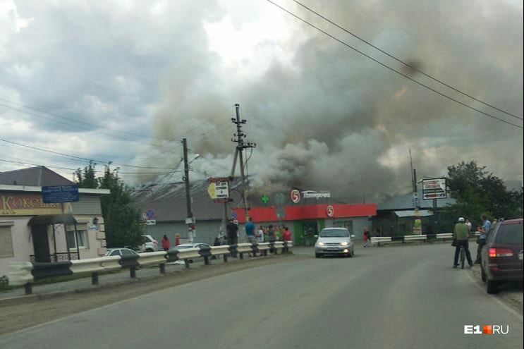 Арамильские спасатели выехали тушить «Пятерочку» в Косулино — дым виден даже из пос. Светлого. В магазине обрушилась кровля из-за жара Арамильские спасатели выехали тушить «Пятерочку» в Косулино — дым виден даже из пос. Светлого. В магазине обрушилась кровля из-за жара