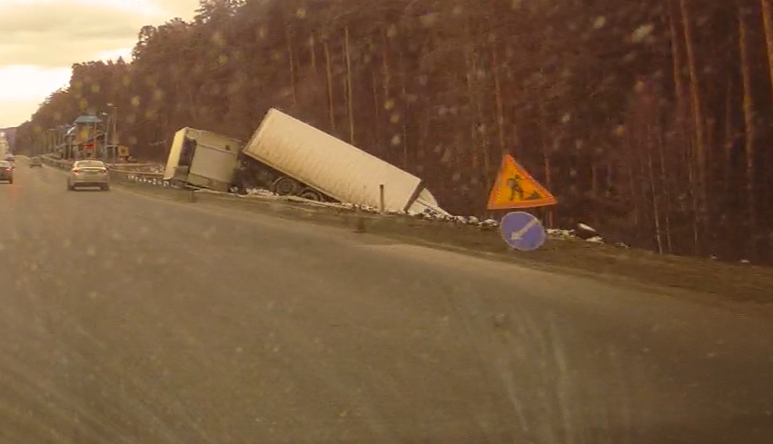 Фура в кювете вместе с прицепом: на трассе М5 «Урал» недалеко от поворота на Сысерть и Арамиль произошло странное ДТП Фура в кювете вместе с прицепом: на трассе М5 «Урал» недалеко от поворота на Сысерть и Арамиль произошло странное ДТП