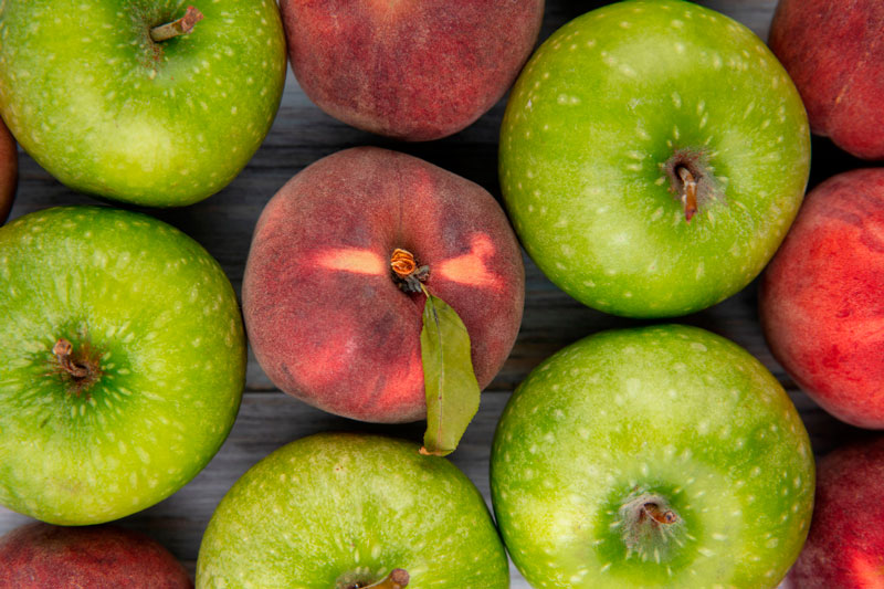 В Арамиле отпраздновали «Яблочный спас»: ветераны удивили урожаем и поделками | В Арамиле прошел праздник «Яблочный спас»