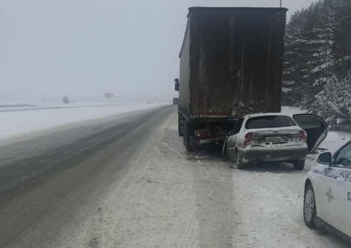 Женщина за рулем Шевроле протаранила большегруз Скания недалеко от арамильской развязки трассы М5 «Урал». На «скорой» ее увезли в больницу
