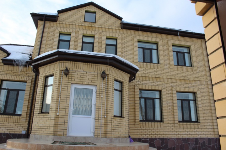 В Арамиле выставили на продажу огромный коттедж-замок за 25,5 млн руб., а мы нашли на берегу Средиземного моря уютный дом в 2,5 раза дешевле