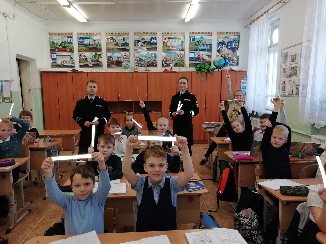 Полицейские перед каникулами ездят по школам Арамиля и грозят детям пальцем: «С горок кататься опасно, родителей надо держать за руку…» Полицейские перед каникулами ездят по школам Арамиля и грозят детям пальцем: «С горок кататься опасно, родителей надо держать за руку…»