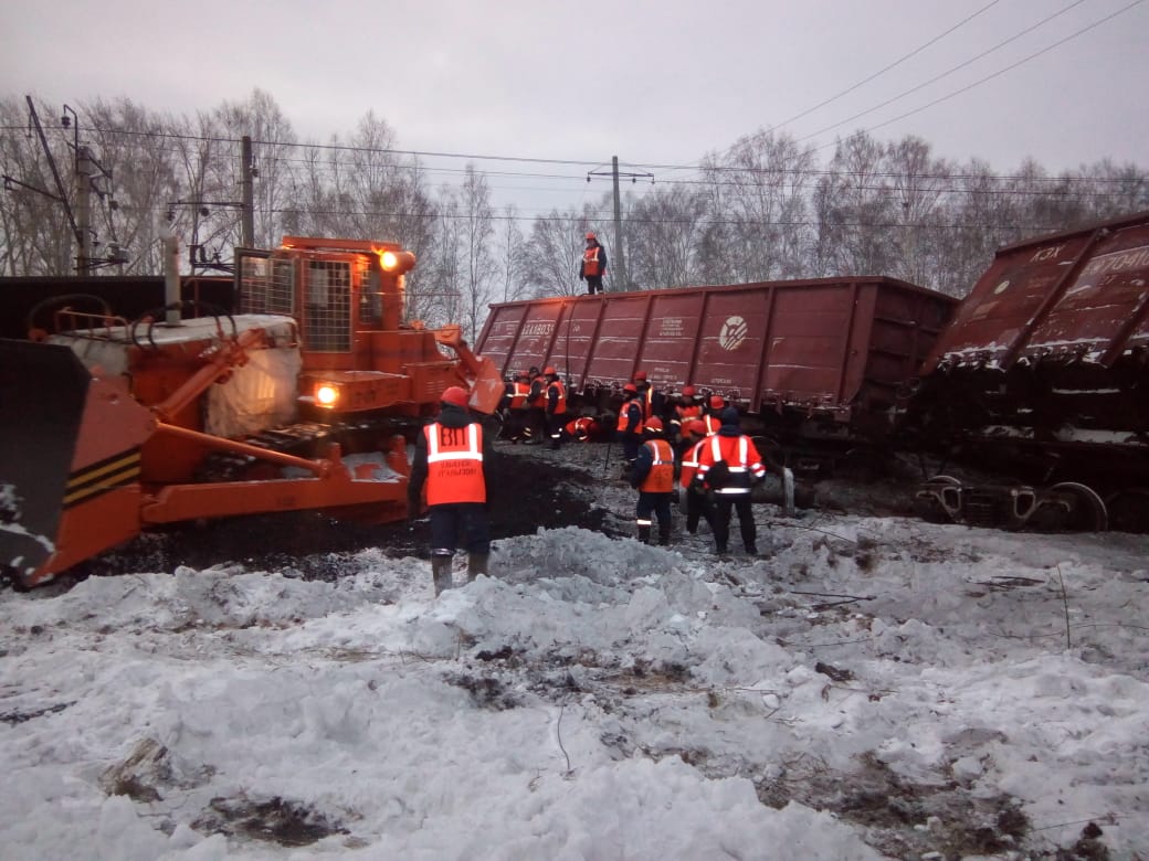 На участке "Каменск-Уральский - Арамиль" под утро первого января с рельсов сошли 16 вагонов с углем. Электрички пустили в объезд На участке "Каменск-Уральский - Арамиль" под утро первого января с рельсов сошли 16 вагонов с углем. Электрички пустили в объезд