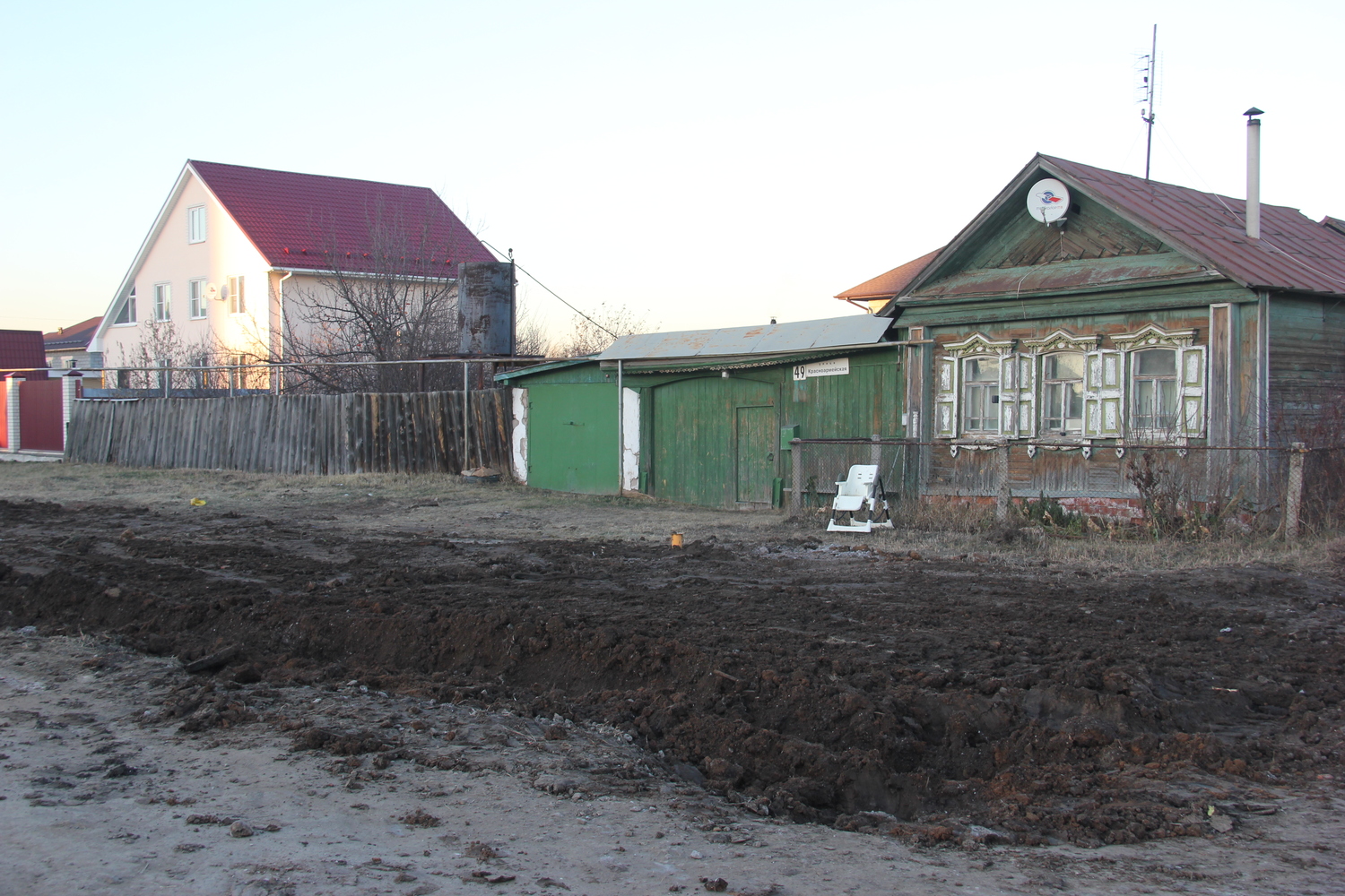 В Арамили под снег ушла «убитая» обочина на улице Красноармейская: то ли хозяева не доделали, то ли коммунальщики…