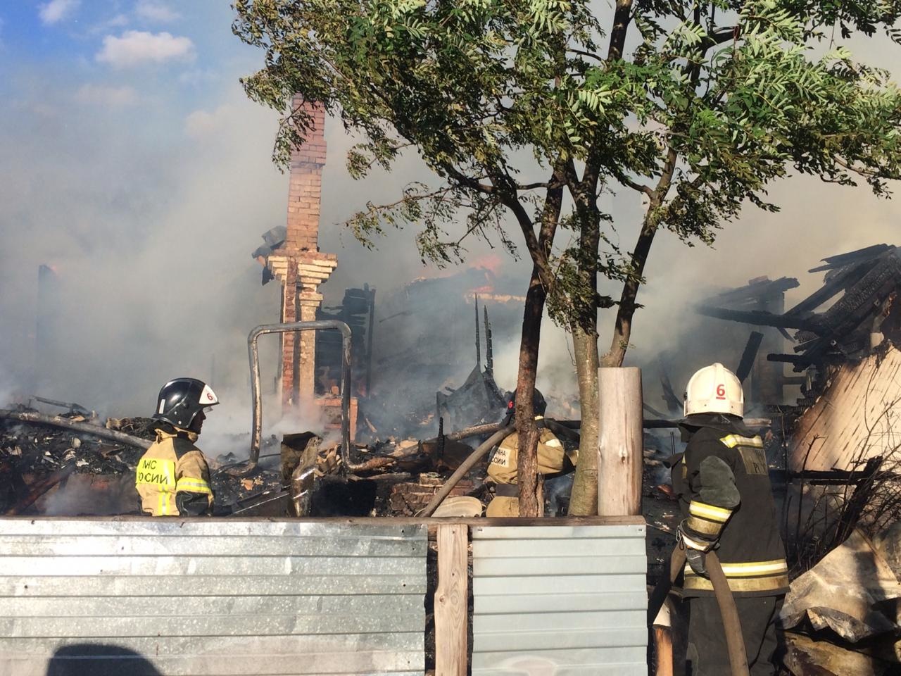 По вине пьяных соседей. В пожаре в арамильском пос. Светлом дотла сгорел пятиквартирный дом. Тушили его с раннего вечера до глубокой ночи! По вине пьяных соседей. В пожаре в арамильском пос. Светлом дотла сгорел пятиквартирный дом. Тушили его с раннего вечера до глубокой ночи!