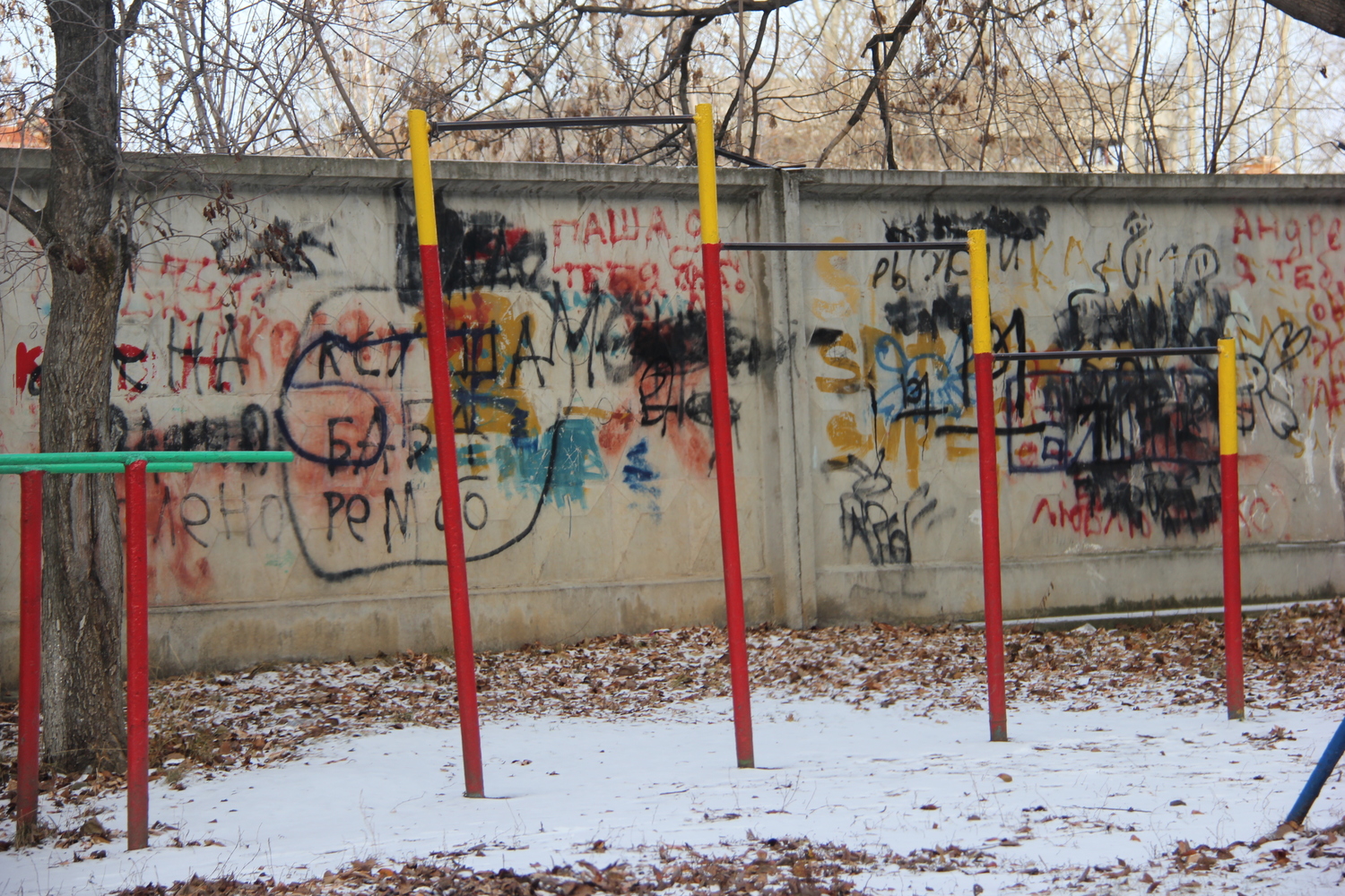Самый «заграффиченный» микрорайон в Арамили — кажется, молодежи здесь больше нечем заняться, кроме как рисовать свои «художества» Самый «заграффиченный» микрорайон в Арамили — кажется, молодежи здесь больше нечем заняться, кроме как рисовать свои «художества»
