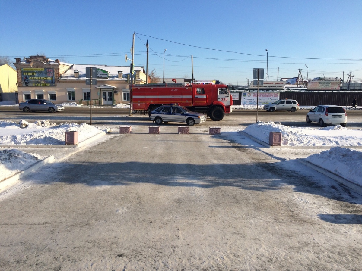 «В городе как-то напряженно». В Арамиле заминировали здания администрации и больницы — на месте сотрудники МЧС, полиция с собаками...