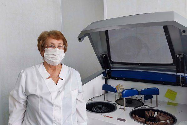 "Мне 71 год и я ни разу не болела ковидом благодаря прививке": лаборант Сысертской больницы о своем решении вакцинироваться