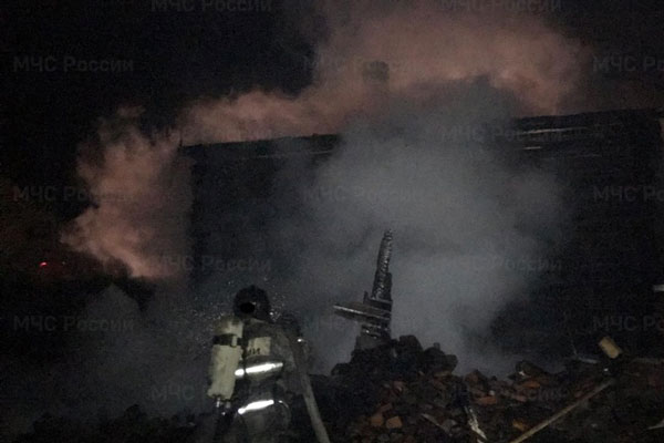 Рано утром в поселке под Сысертью сгорели баня и хозпостройки Рано утром в поселке под Сысертью сгорели баня и хозпостройки