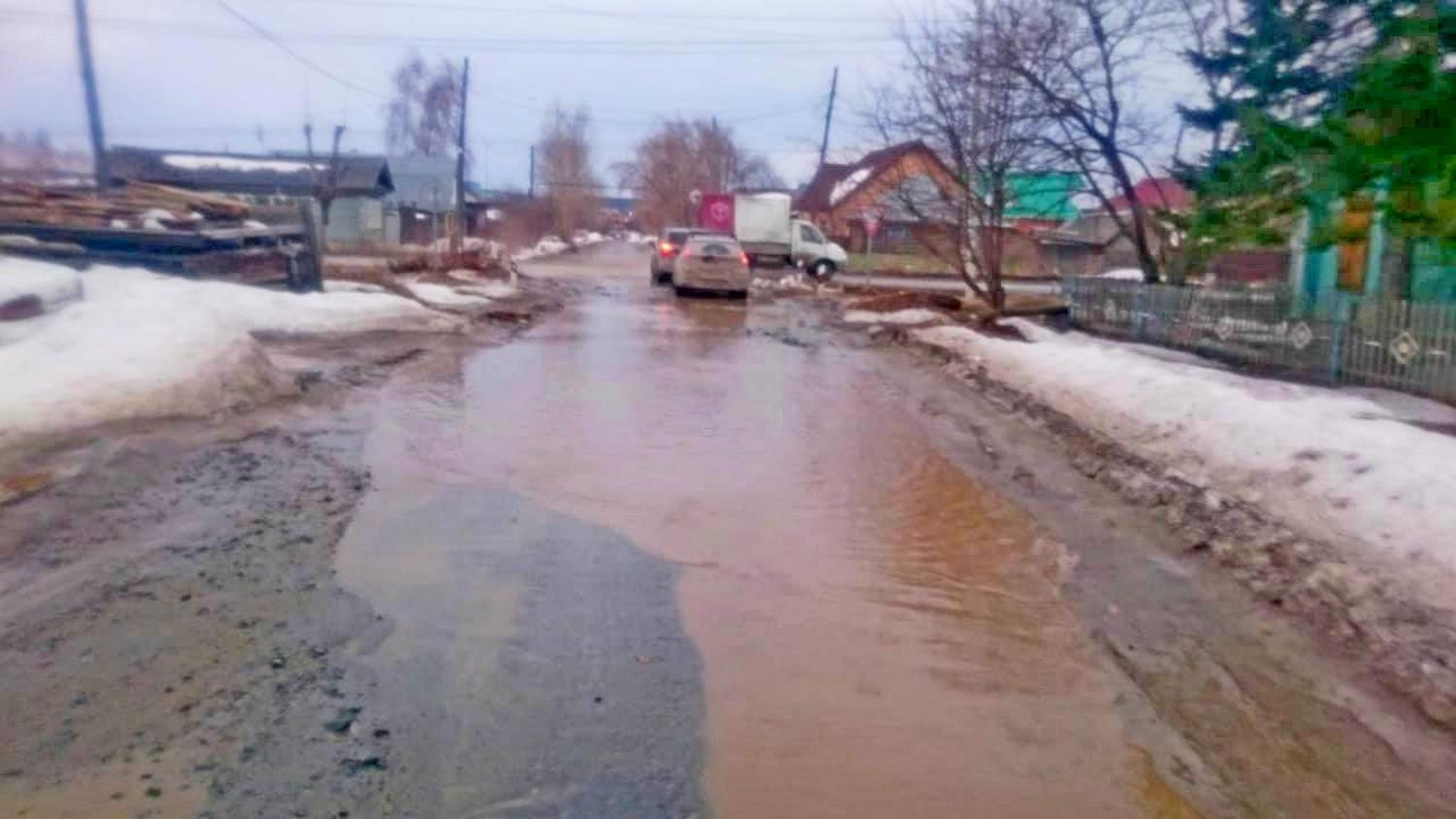 Арамиль тонет в талых водах — результат работы коммунальщиков «всплыл» с наступлением тепла. «Они бы тогда лодки выдали за бюджетные деньги» Арамиль тонет в талых водах — результат работы коммунальщиков «всплыл» с наступлением тепла. «Они бы тогда лодки выдали за бюджетные деньги»