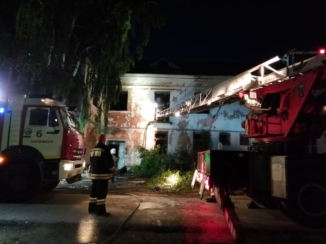 В Арамиле поздним вечером вспыхнуло здание на левобережье — горели межэтажные перекрытия, кровля. 18 огнеборцев тушили почти четыре часа! В Арамиле поздним вечером вспыхнуло здание на левобережье — горели межэтажные перекрытия, кровля. 18 огнеборцев тушили почти четыре часа!