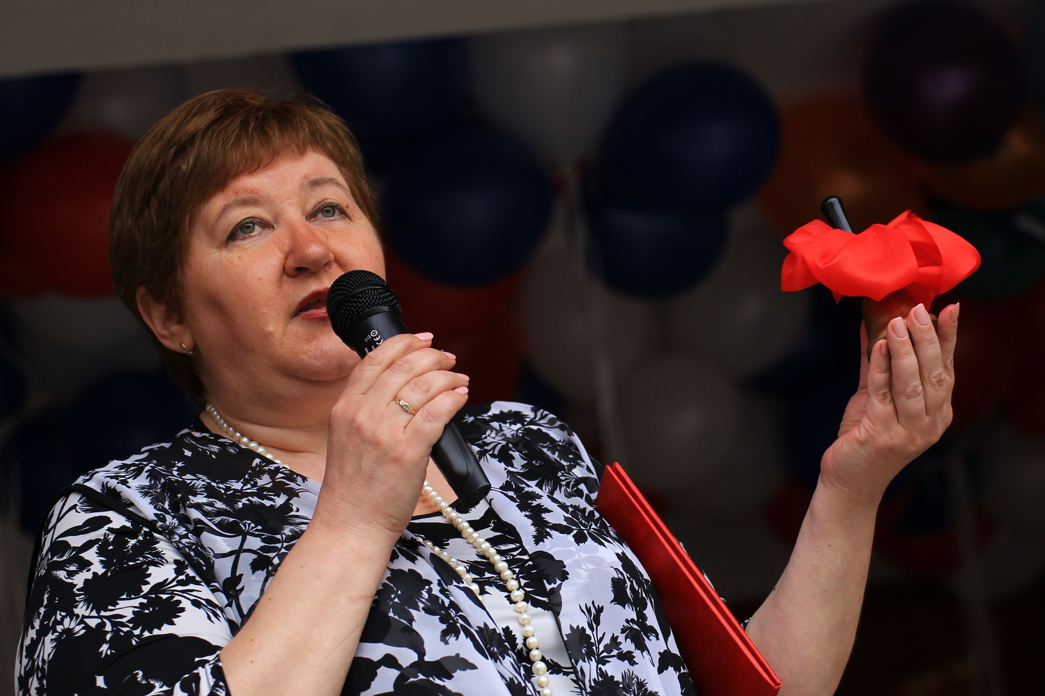 Чуть не пропустили: новый учебный год в арамильской школе № 1 проходит под руководством нового директора, Аллу Аксенову проводили на пенсию