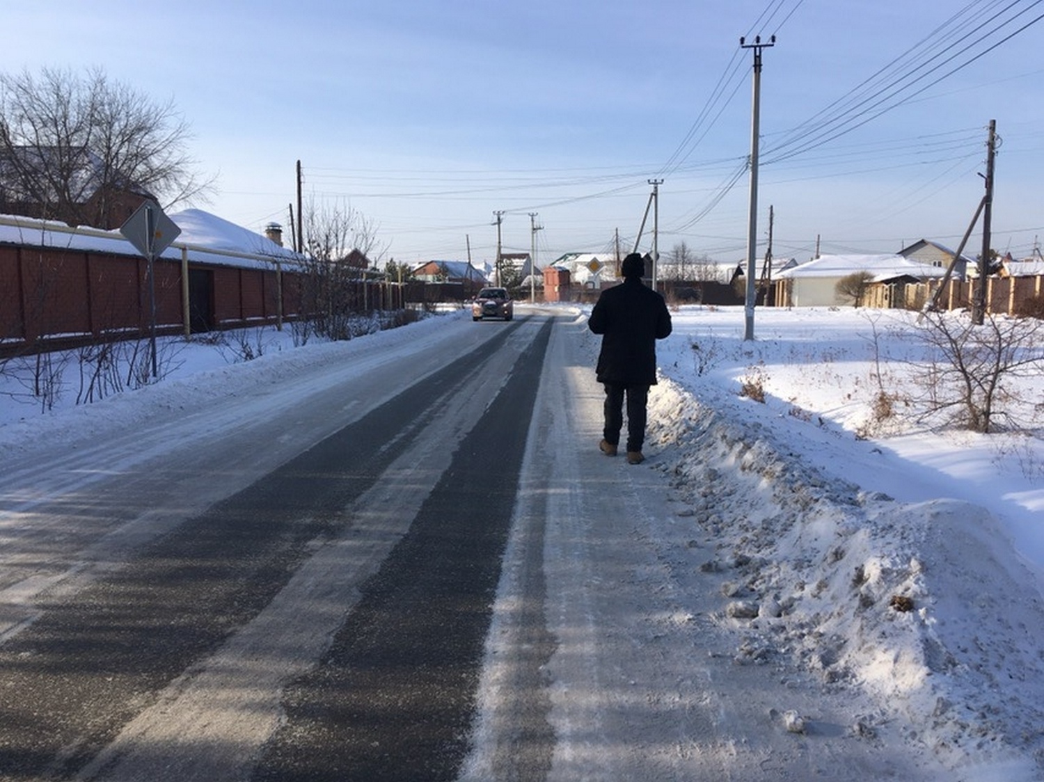 Жителей Арамиля инспекторы ГИБДД начали штрафовать за ходьбу по обочине улицы, которую заасфальтировали, а про тротуары и пешеходники забыли