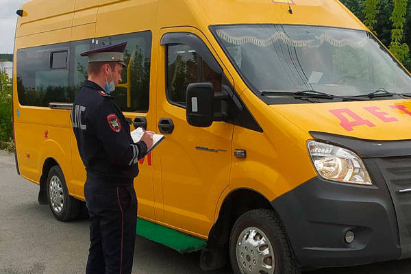 В Арамиле проверили школьные автобусы — почти везде просрочены аптечки и огнетушители, в салонах не работают кнопки и приборы освещения