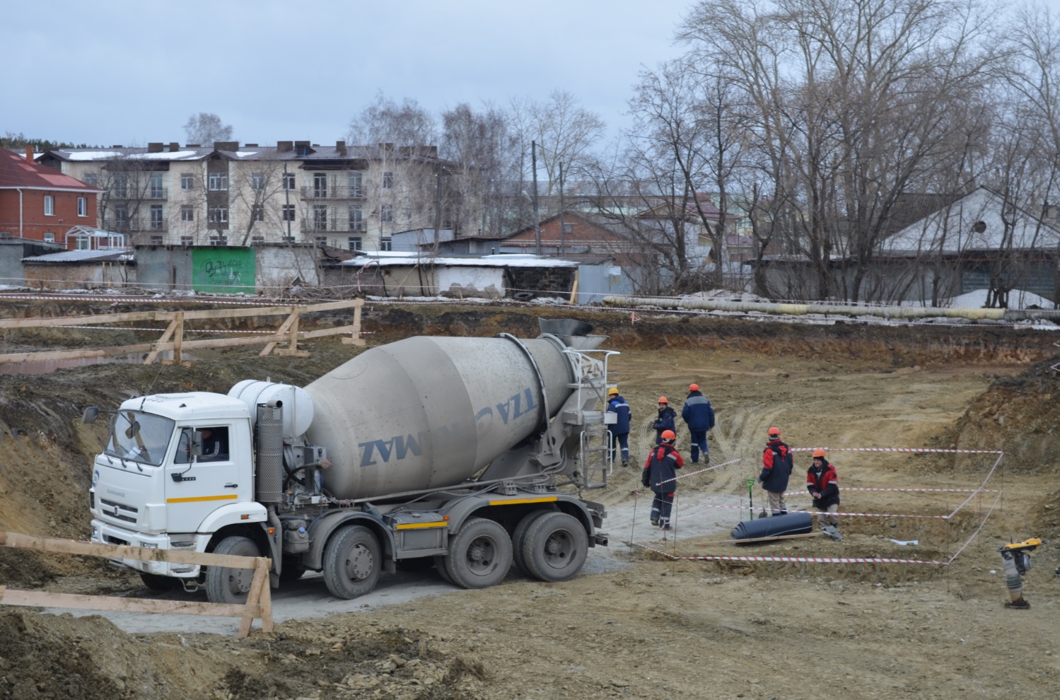 В приоритетном порядке: запустить стройку новой школы с тремя спортзалами на 1000 человек в Арамиль приехали вице-губернатор и министр В приоритетном порядке: запустить стройку новой школы с тремя спортзалами на 1000 человек в Арамиль приехали вице-губернатор и министр