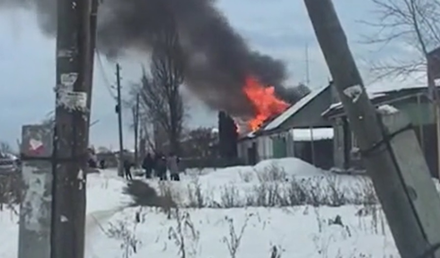 Арамильские спасатели выезжали тушить жилой дом в поселке Большой Исток — пожар здесь полыхал на 120 «квадратах». Детей и бабушку вывели... Арамильские спасатели выезжали тушить жилой дом в поселке Большой Исток — пожар здесь полыхал на 120 «квадратах». Детей и бабушку вывели...