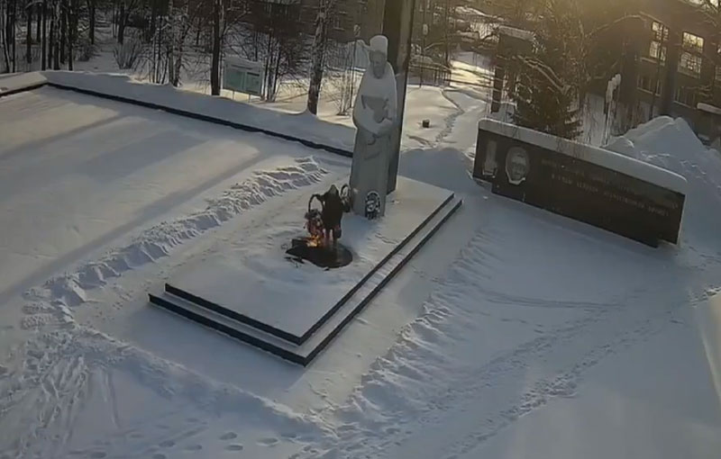 В Серове женщина потушила Вечный огонь траурным венком | В Серове разыскивают женщину, потушившую Вечный огонь