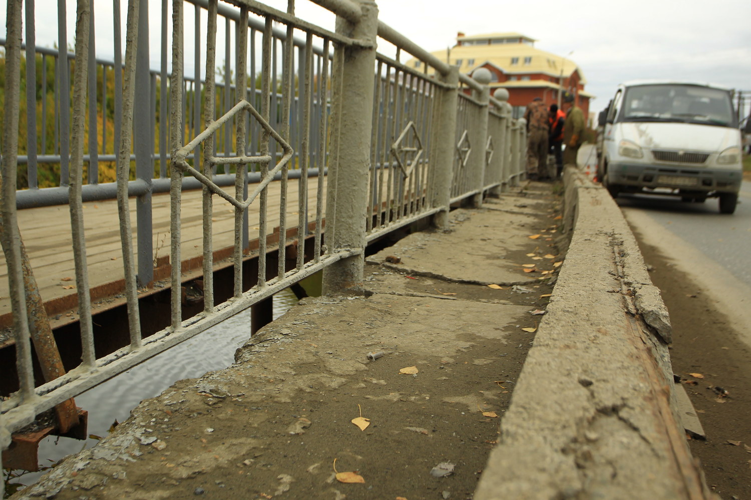 Через неделю мост через Арамилку будет закрыт. Дорожники рассказали, когда начнут разбирать части сооружения. Как это будет?