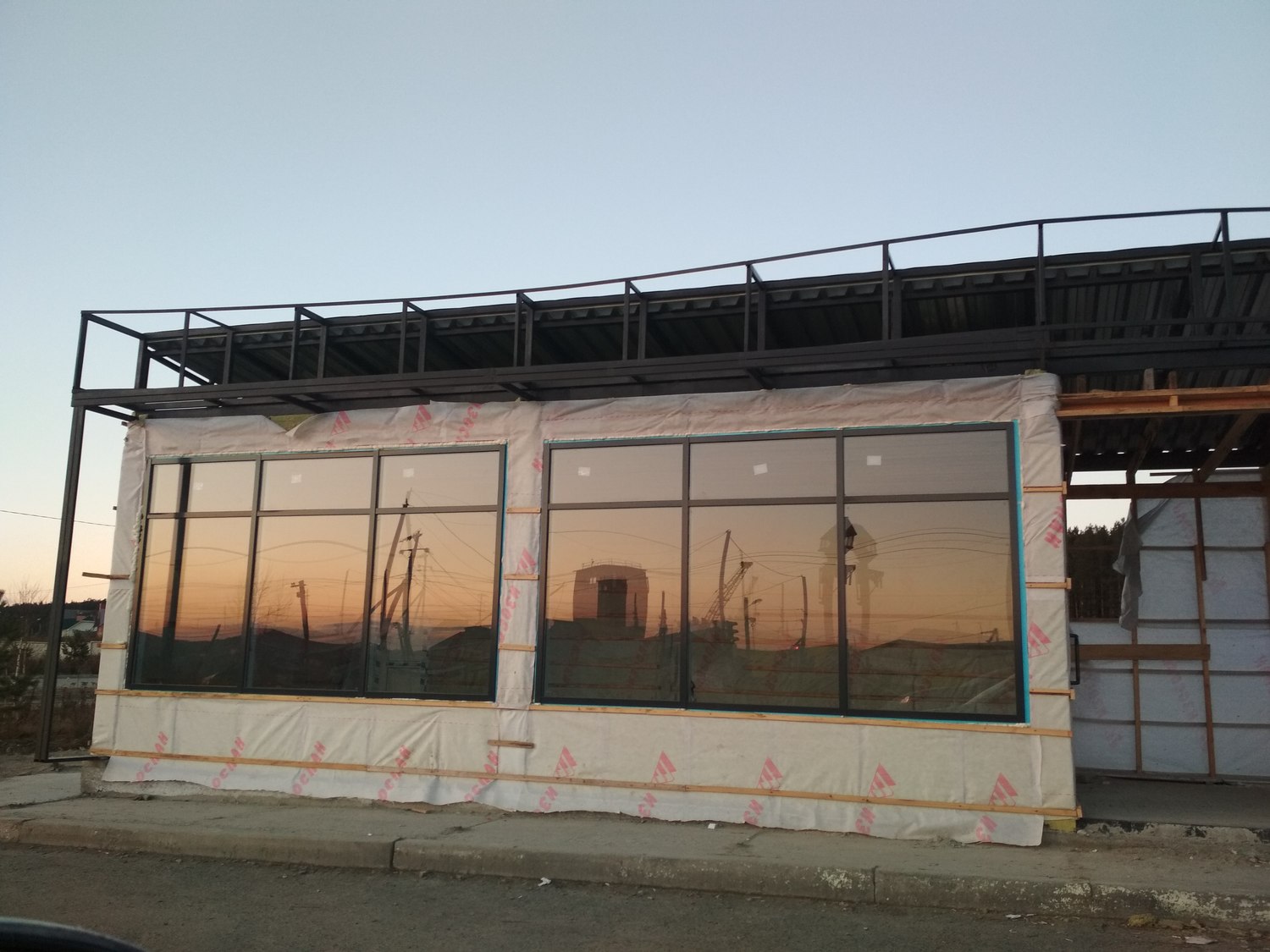 Остановочный комплекс появился на днях у арамильской больницы — люди пока не верят своему счастью и говорят, что будет удобно