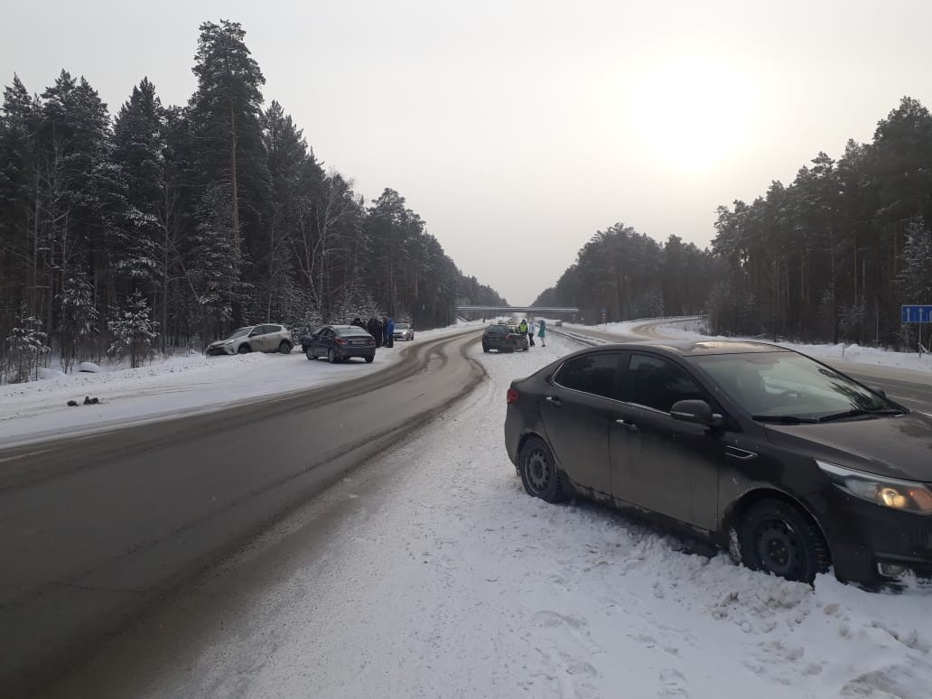Как в фильме-катастрофе: на Челябинском тракте недалеко от поворота на Арамиль разбилось пять автомобилей. Все живы! Но как это было?