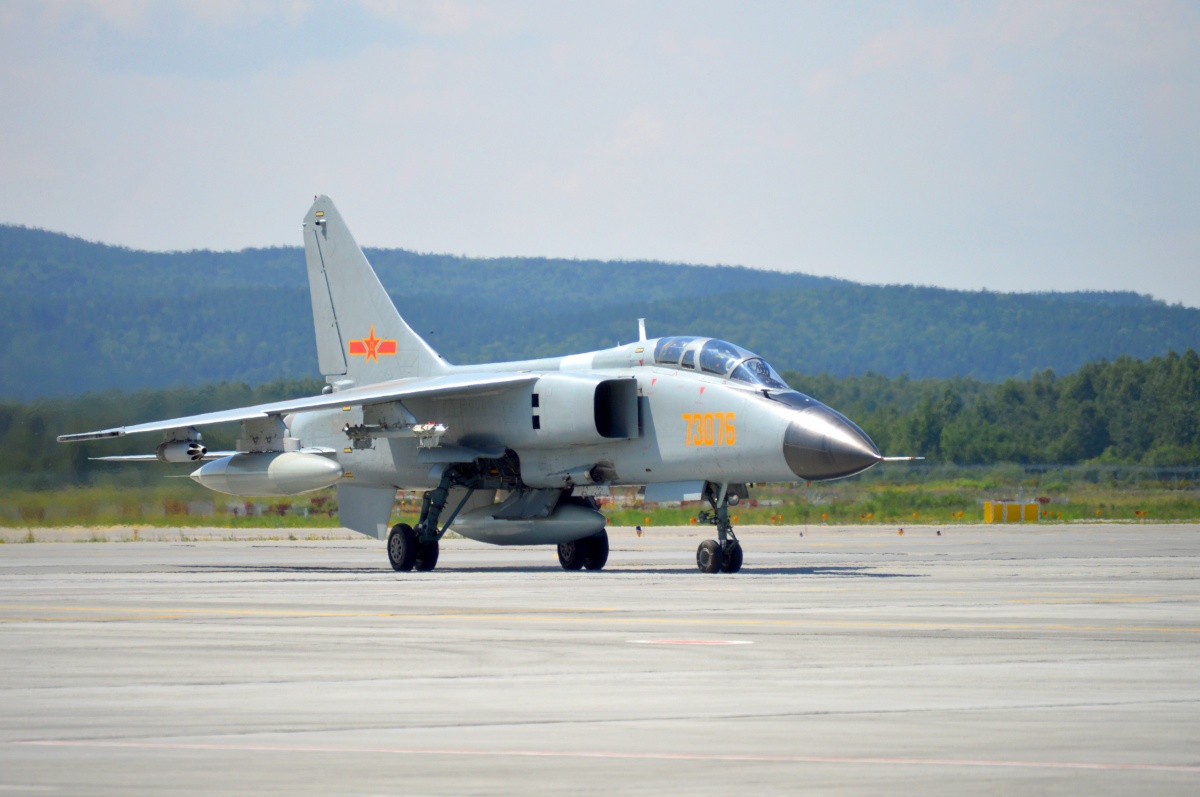 Китайские истребители покружили над Арамилем, сели для дозаправки в «Кольцово» и отправились под Рязань на международный конкурс "Авиадартс" Китайские истребители покружили над Арамилем, сели для дозаправки в «Кольцово» и отправились под Рязань на международный конкурс "Авиадартс"