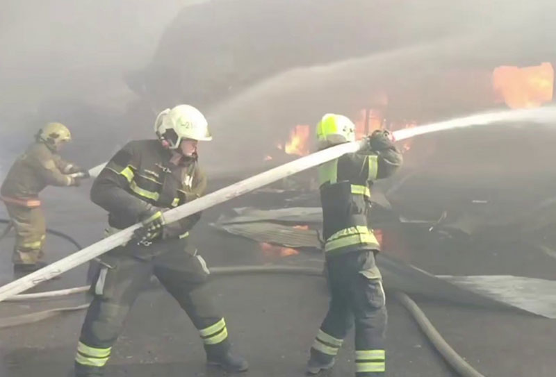 В под Сысертью сгорел частный дом и гараж: пожар охватил 140 кв.м | В Свердловской области пожар уничтожил частный дом и гараж В под Сысертью сгорел частный дом и гараж: пожар охватил 140 кв.м | В Свердловской области пожар уничтожил частный дом и гараж