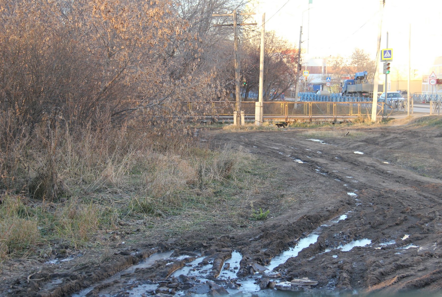 И куда власть смотрит? Живописную лужайку у школы на центральной арамильской улице родители-водители и педагоги превратили в месиво грязи...
