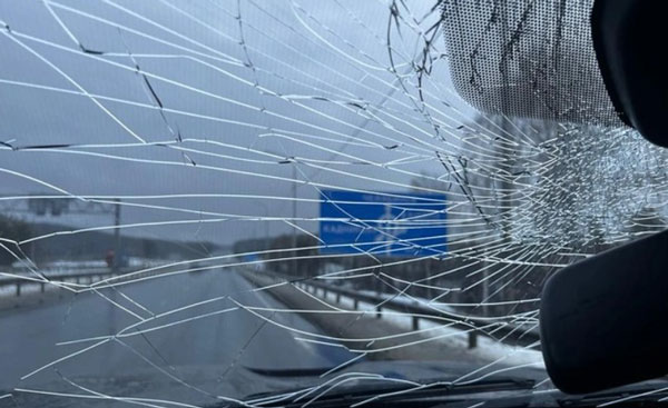 На Челябинском тракте под Сысертью дорожники разнесли восемь машин во время уборки снега На Челябинском тракте под Сысертью дорожники разнесли восемь машин во время уборки снега