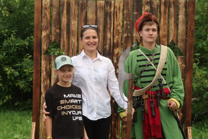 В Сысерти прошел исторический фестиваль, где можно было подержать оружие Ивана Грозного |  В Сысерти провели фестиваль реконструкторов «Дорогой славных предков»