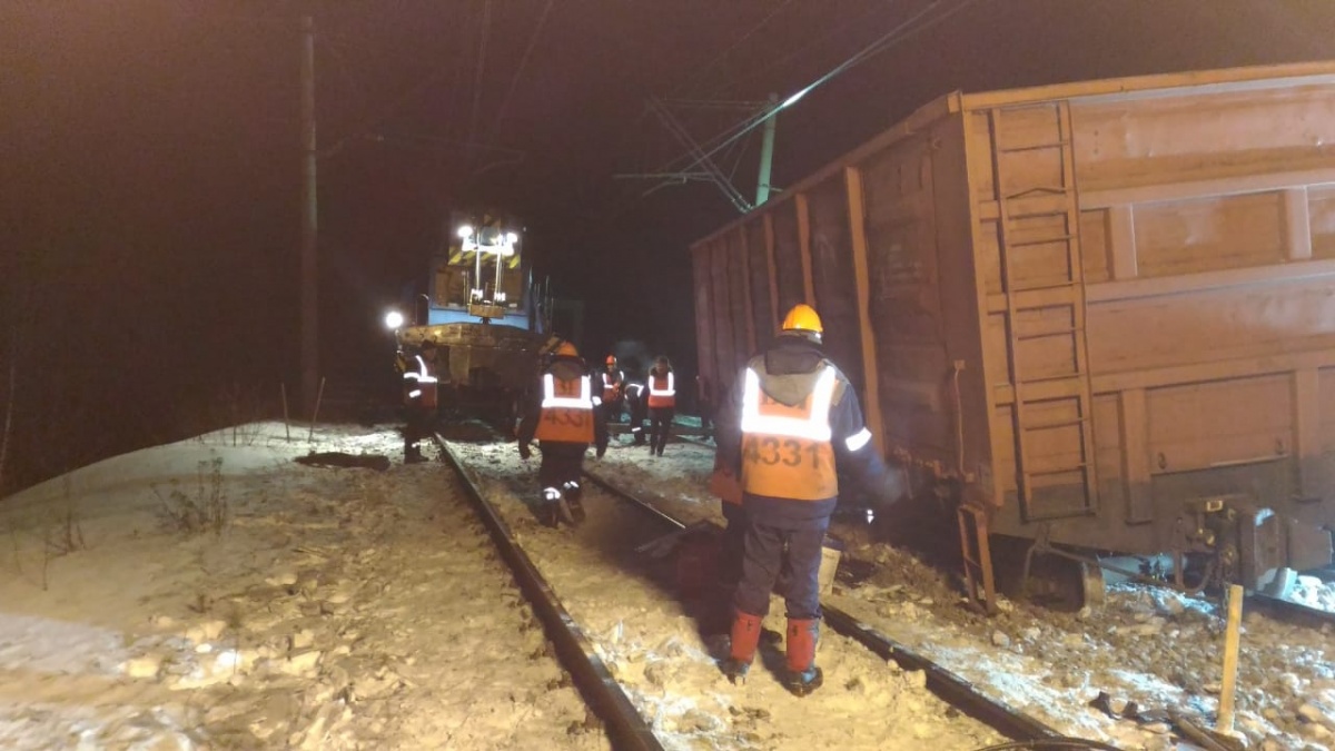ЧП на железной дороге на перегоне «Арамиль — Хризолитовый». Рабочие меняют часть пути, несколько поездов задержаны, в т.ч. в Санкт-Петербург