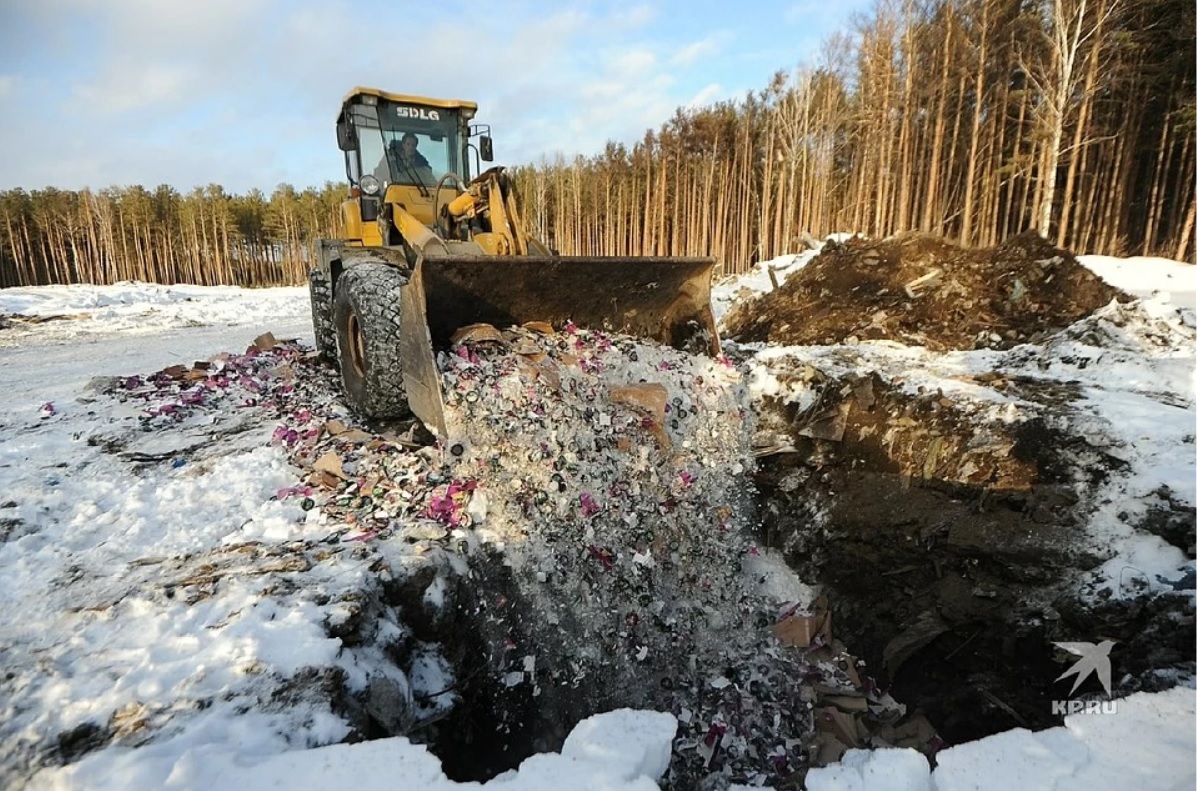 Раздавили бульдозером: в окрестностях Арамиля демонстративно уничтожили 9000 пачек снюса под прицелом фото- и видеокамер