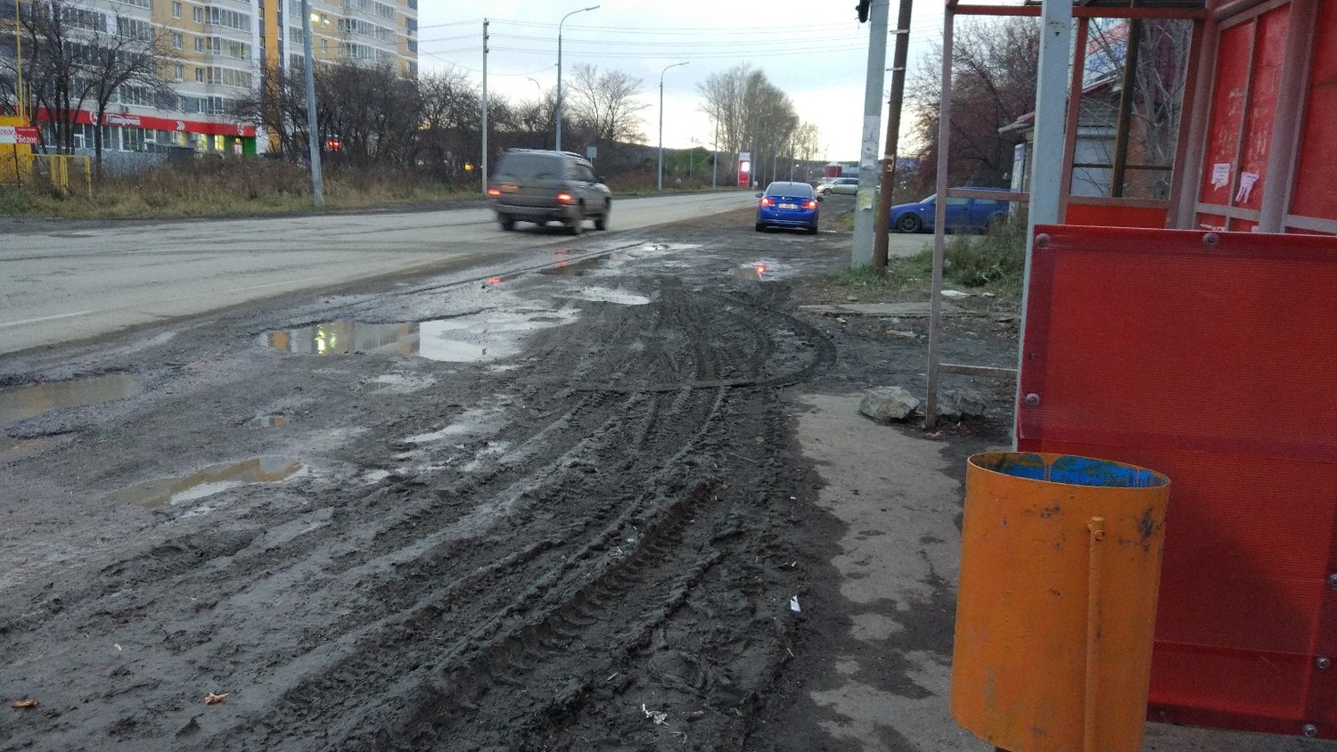 «Невозможно подойти к остановке». Пассажиры общественного транспорта мучаются из-за грязи, когда ездят в арамильский микрорайон Гарнизон «Невозможно подойти к остановке». Пассажиры общественного транспорта мучаются из-за грязи, когда ездят в арамильский микрорайон Гарнизон